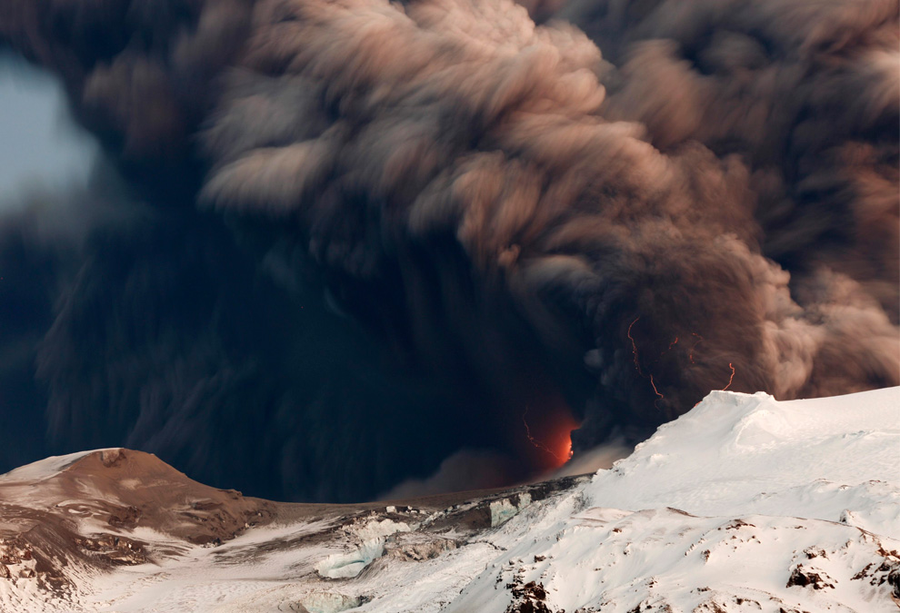 Молния, лава и дым охватили вулкан Эйяфьятлайокудль